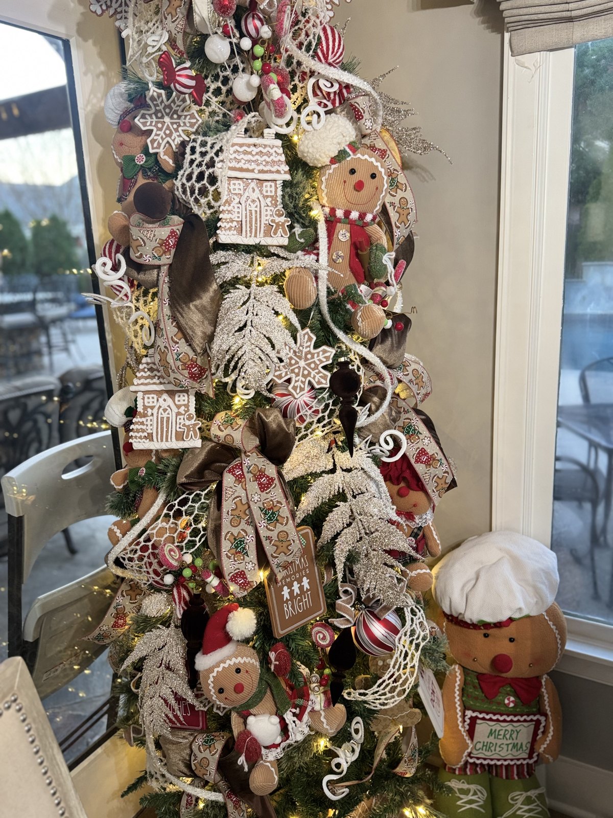 Gingerbread-themed Christmas tree with cookie ornaments and snowflakes